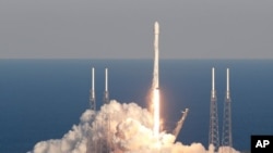 Une fusée SpaceX Falcon 9 transportant le satellite Tess décolle du complexe de lancement 40 à la station de Cap Canaveral, en Floride, le 18 avril 2018.