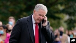 រូបឯកសារ៖ លោក Mark Meadows នាយក​ខុទ្ទកាល័យ​សេតវិមាន និយាយ​ទូរស័ព្ទ​នៅក្នុង​បរិវេណ​នៃ​សេតវិមាន​ក្នុង​រដ្ឋធានី​វ៉ាស៊ីនតោន កាលពី​ថ្ងៃទី៣០ ខែតុលា ឆ្នាំ២០២០។