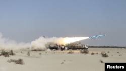Militer Iran meluncurkan rudal pada saat latihan militer di Teluk Oman, 14 Januari 2021. (Tentara Angkatan Darat Iran/WANA via REUTERS)