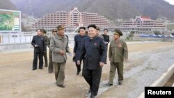 북한 김정은 국방위원회 제1위원장 일행이 지난 3일 마식령 스키장 건설 현장을 방문했다.