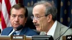 Anggota DPR AS Eliot Engel (kanan), salah seorang yang mendorong sanksi terhadap Myanmar atas Krisis Rohingya (foto: dok). 