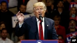 ARSIP – Presiden AS terpilih, Donald Trump, berbicara selama perhelatan tur “USA Thank You” di Cincinnati (1/12/2016). Pemerintah Rusia bersikeras menampik campur tangan yang dilakukannya dalam pemilu AS atau dukungannya pada salah satu kandidat. (foto: AP Photo/Evan Vucci)