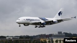 Un Airbus A380, de la Malaysia Airlines, atteri en Angleterre le 8 juillet 2012. 