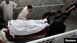 Seorang petugas vaksinasi polio yang terluka akibat ditembak orang bersenjata dirawat di rumah sakit di Peshawar, Selasa (28/5). Seorang petugas lainnya tewas dalam serangan tersebut. 