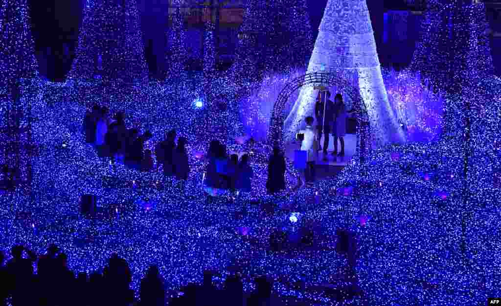 Warga menonton pertunjukan Iluminasi Cahaya &quot;Blue Canyon&quot; pada &#39;Caretta Illumination&#39; di Tokyo, Jepang.