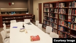 ទិដ្ឋភាព​​ក្នុង​មជ្ឈមណ្ឌល​ធនធាន​ព័ត៌មាន IRC‍ ដែល​ស្ថិត​នៅ​ក្នុង​ស្ថានទូត​សហរដ្ឋ​អាមេរិក (រូបថត​ផ្តល់​ឲ្យ​ដោយ​ស្ថានទូត​អាមេរិក)