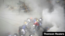 1일 미얀마 양곤에서 쿠데타 반대 시위대를 향해 경찰이 최루탄을 발사했다.