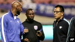 Florent Ibenge, le 2e à gauche, se prépare avant un match à Shanghai, en Chine, le 28 avril 2012.