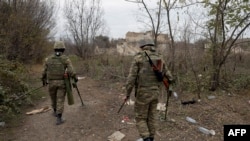 Tentara Azerbaijan membersihkan ranjau di pedesaan di luar kota Fuzuli pada 26 November 2020. Pada 27 Mei 2021, 6 tentara Armenia ditangkap Azerbaijan. (Foto: AFP)