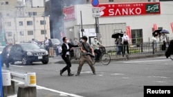 სამართალდამცავებმა, თავდასხმაში ეჭვმითანილი, რომელმაც მოგვიანებით დანაშაული აღიარა, ადგილზევე დააკავეს.