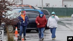 Karyawan pabrik pengolahan daging Tyson Fresh Meats di Logansport Indiana, tiba untuk bekerja, 23 April 2020. Pabrik itu akan tutup sementara setelah beberapa karyawannya dinyatakan positif mengidap virus corona.