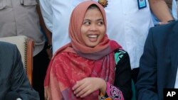 김정남 살해 혐의로 말레이시아 법원에서 재판을 받아온 인도네시아인 시티 아이샤 씨가 11일 석방된 후 기자들의 질문을 받고 있다.