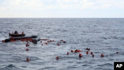 Kelompok LSM Spanyol "Proactiva Open Arms" berusaha menyelamatkan para migran di Laut Tengah, Rabu (11/11). 