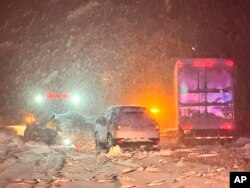 Kendaraan terdampar di sepanjang Interstate 80 di garis Negara Bagian Nevada dan Colfax, California, 31 Desember 2022. (Patroli Jalan Raya California via AP)