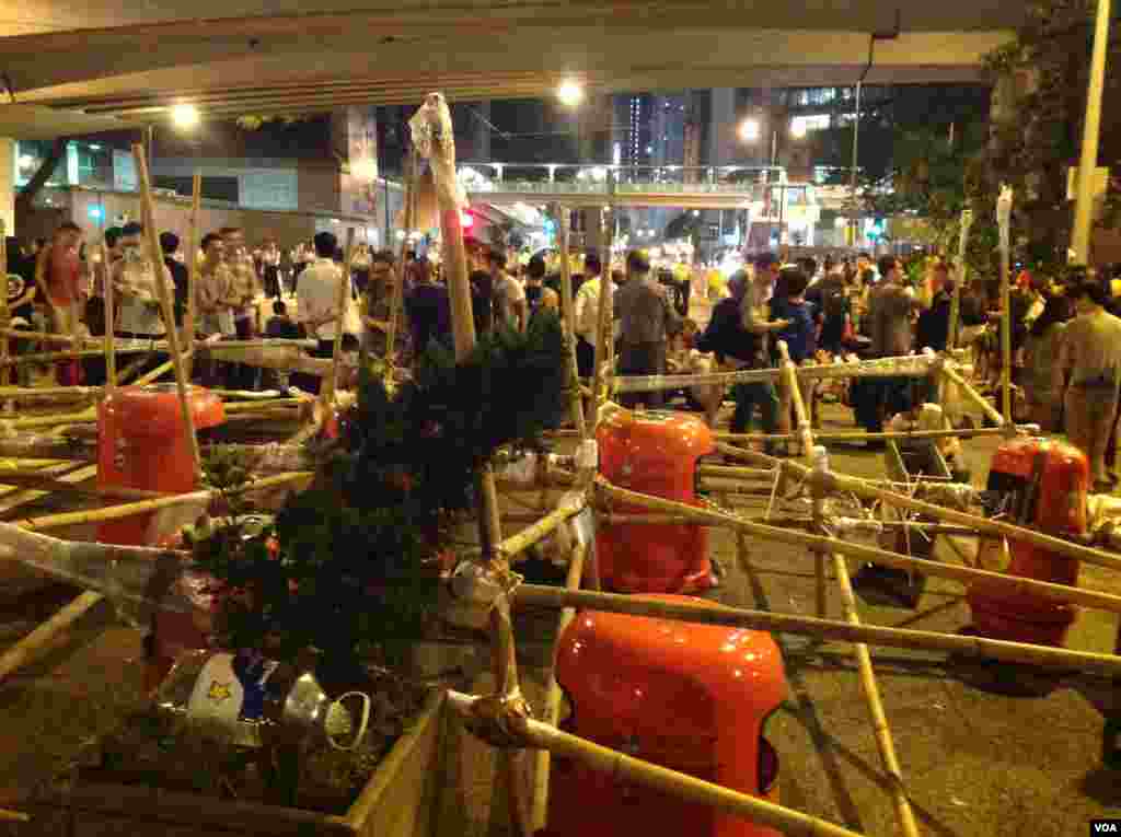 占领人士星期一晚在金钟道上架设和加固路障 (美国之音海彦拍摄)