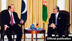 Pokiston Bosh vaziri Navoz Sharif (chapda) Kobulda Afg'oniston Bosh vaziri Abdulla Abdulla bilan uchrashmoqda, 12-may, 2015-yil