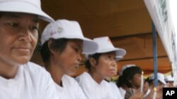 Cambodian women, who are HIV-positive, light candles during a vigil in Phnom Penh, file photo. 