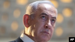 Perdana Menteri Israel Benjamin Netanyahu menghadiri upacara peringatan bagi tentara Israel di Hall of Remembrance di Pemakaman Militer Mount Herzl di Yerusalem, 16 Juli 2024. (Foto: via AP)