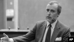 At Northwestern University in Evanston, Ill., Pulitzer-Prize winning journalist Sydney Schamberg lectures on Thursday, Nov. 15, 1985 on his experiences as a correspondent in Cambodia. The academy-award winning movie, "The Killing Fields," was based on Schamberg's reporting in the war-torn country. (AP Photo/Charlie Bennett)