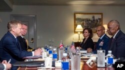 Menteri Pertahanan AS Lloyd Austin (kanan) bertemu Menteri Pertahanan Inggris Grant Shapps (kiri) di Pentagon, Washington, pada 31 Januari 2024. (Foto: AP/Jacquelyn Martin)