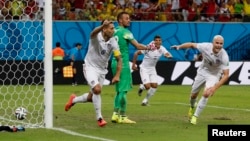 Penyerang AS Clint Dempsey (no. 8) mencetak gol kedua di Piala Dunia, membuat tim AS unggul 2-1 atas Portugal di menit ke-81. Portugal menyamakan kedudukan 2-2 pada detik terakhir masa injury time hari Minggu (22/6).