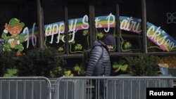 Sebuah pub yang tutup dengan tulisan "Selamat Hari Santo Patrick" di Manhattan, New York, di tengah wabah virus corona, 17 Maret 2020. (Foto: Reuters) 