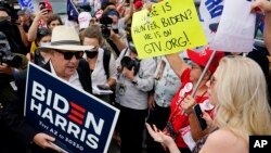 ក្រុមអ្នកគាំទ្រលោក Donald Trump តតាំងពាក្យសម្តីជាមួយនឹងអ្នកគាំទ្រលោក Joe Biden នៅមុខការិយាល័យរាប់សន្លឹកឆ្នោតនៅស្រុក Maricopa ក្នុងទីក្រុង Phoenix រដ្ឋ Arizona ថ្ងៃទី៦ ខែវិច្ឆិកា ឆ្នាំ២០២០។