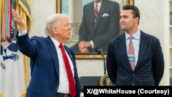 دونالد ترامپ، رئیس جمهوری آمریکا، در کنار چارلی کرک، فعال محافظه‌کاری که روز چهارشنبه ۱۹ شهریور در حین سخنرانی برای دانشجویان در «دانشگاه یوتا ولی» ترور شد