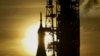NASA的阿耳忒弥斯计划”一号探月火箭发射第二次被推迟。图为2022年6月27日，在夕阳衬托下，阿耳忒弥斯计划”一号探月火箭静静地耸立在弗罗里达州卡拉维拉尔角肯尼迪发射中心39B发射台上。-美联社照片