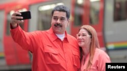 Nicolas Maduro prend un selfie avec sa femme lors d'un meeting, Caracas, le 24 janvier 2018
