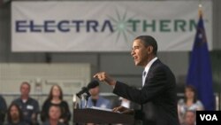 Presiden AS Barack Obama memberikan pidato di kantor perusahaan energi terbarukan "ElectraTherm" di kota Reno, Nevada (21/4).