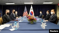 Menteri Luar Negeri AS Antony Blinken bertemu dengan Menteri Luar Negeri Korea Selatan Chung Eui-yong di Honolulu, Hawaii 12 Februari 2022. (Foto: REUTERS/Kevin Lamarque)