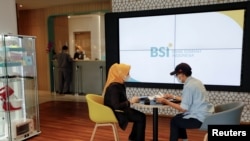 Pekerja bank melayani nasabah di Bank Syariah Indonesia di Jakarta, 8 Juni 2021. (Foto: REUTERS/Willy Kurniawan)