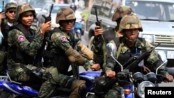 រូបឯកសារ៖ កងយោធពលខេមរភូមិន្ទជិះម៉ូតូល្បាតតាមផ្លូវនៅទីក្រុងភ្នំពេញ ក្នុង​កិច្ច​ប្រជុំកំពូលអាស៊ាន កាលពីខែមិនា ឆ្នាំ២០១២។ 