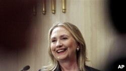 Menlu AS Hillary Clinton melanjutkan lawatan ke Israel setelah mengunjungi Mesir (foto: dok). 