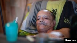 Alain Cocq, warga Perancis berusia 57 tahun, bertahun-tahun terbaring di tempat tidur karena penyakit generatif yang tidak ada obatnya, di Dijon, Perancis, 19 Agustus 2020. (Foto: Reuters)
