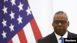 Menteri Pertahanan AS Lloyd Austin berbicara dalam konferensi pers di Tbilisi, Georgia 18 Oktober 2021. (Foto: REUTERS/Irakli Gedenidze)