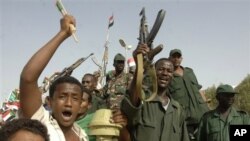 Warga Sudan bersorak gembira saat Presiden Omar al-Bashir mengumumkan kemenangan mereka atas Sudan Selatan di Khartoum (20/4)