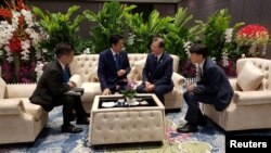 문재인 한국 대통령과 아베 신조 일본 총리가 지난달 태국 방콕 임팩트포럼에서 아세안+3 정상회의 전 환담을 하고 있다. 