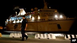 25일 좌초된 시리아 난민 345명을 태운 난민선을 구조한 키프로스 구조선이 리마솔 항구에 도착했다.