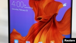 华为2月24日在巴塞罗那向媒体展示Mate X 折叠手机