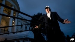 지난 17일 도널드 트럼프 대통령이 별장인 캠프 데이비드에서 백악관으로 돌아오는 길에 기자회견을 갖고 기자들의 질문에 답하고 있다. 트럼프 대통령은 이날 로버트 뮬러 특검의 해임을 고려하느냐는 질문에 ''고려하지 않는다"고 대답했다.