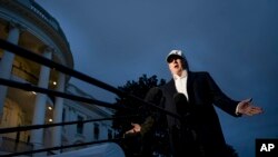 លោក​ប្រធានាធបិតី​ ដូណាល់ ត្រាំ ថ្លែង​ទៅ​កាន់​សារព័ត៌មាន នៅ​ក្នុង​សេតវិមាន ក្នុង​រដ្ឋធានី​វ៉ាស៊ីនតោន កាលពី​ថ្ងៃទី១៧ ខែធ្នូ ឆ្នាំ២០១៧។