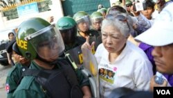 លោក​ស្រី​ ធីតា ​ឃិះ​ នាយិកា​អង្គការ​​លីលកា ​ដែល​បាន​ដឹក​នាំ​ក្រុម​អង្គការ​​សង្គម​ស៊ីវិល​ដាក់​ញត្តិ​នៅ​តាម​ស្ថានទូត​ ប្រឈម​នឹង​​ការ​រារាំង​របស់​កង​កម្លាំង​មាន​សមត្ថកិច្ច​​កាល​ពី​ថ្ងៃ​ពុធ​ទី​២៩ ខែ​មករា ឆ្នាំ​២០១៤។ (ហេង រស្មី VOA)​