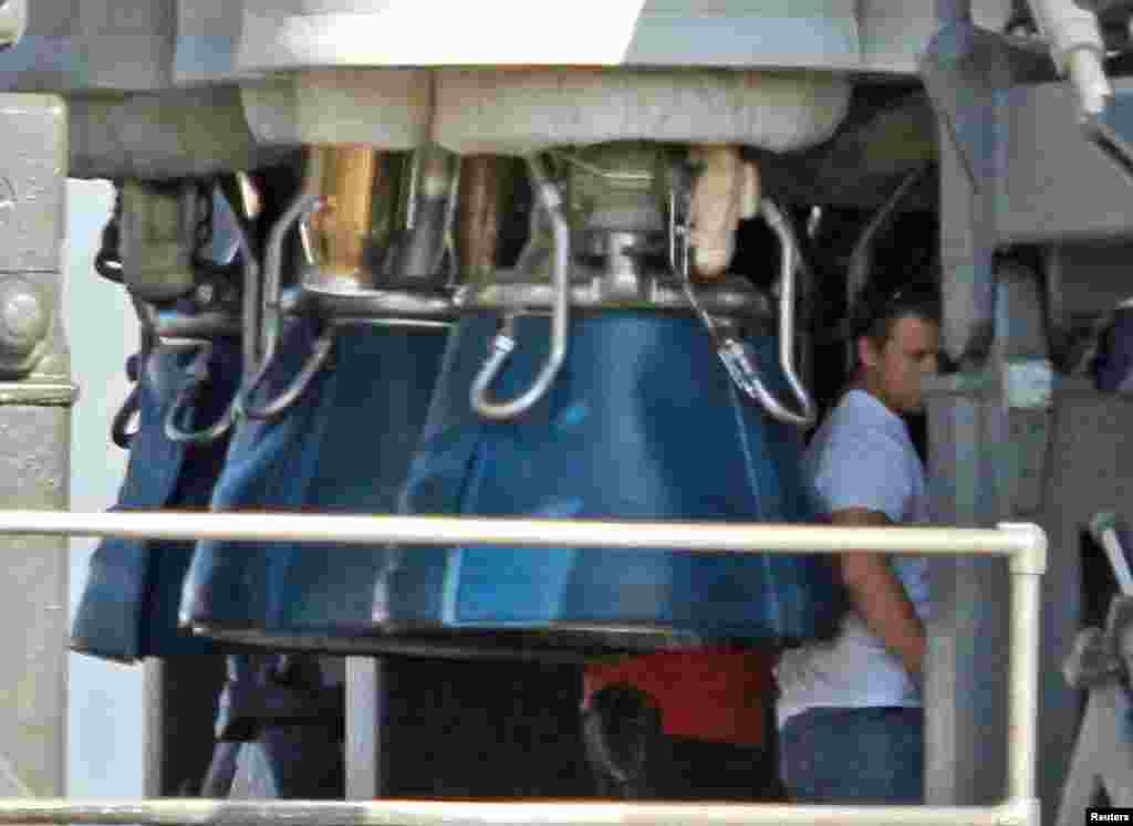 Teknisi SpaceX mengerjakan lima mesin roket Falcon 9 di Pangkalan Angkatan Udara Cape Canaveral, Florida (19/5).