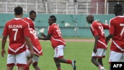 Les joueurs de l'équipe nationale de football du Soudan plaisantent lors d'une séance d'entraînement au stade Félix Houphouet-Boigny à Abidjan le 24 mars 2016.