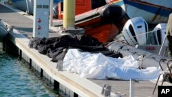 Maiti za wahamiaji zilizofunikwa katika mji wa bandari wa Sfax, nchini Tunisia, Disemba 24, 2020.