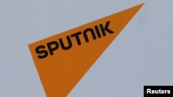 Logo radio Sputnik yang didanai pemerintah Rusia di Forum Ekonomi Internasional St. Petersburg International 2017 (SPIEF 2017) di St. Petersburg, Rusia, 1 Juni 2017. 
