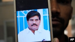 Foto Aziz Memon, reporter dan juru kamera di stasiun TV daerah di Hyderabad, provinsi Sindh, Pakistan, diperlihatkan oleh salah seorang rekannya dari layar ponselnya, Senin, 17 Februari 2020.