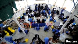 Para migran terlihat di kapal Aquarius di Laut Tengah, antara Malta dan Linosa, 14 Agustus 2018.